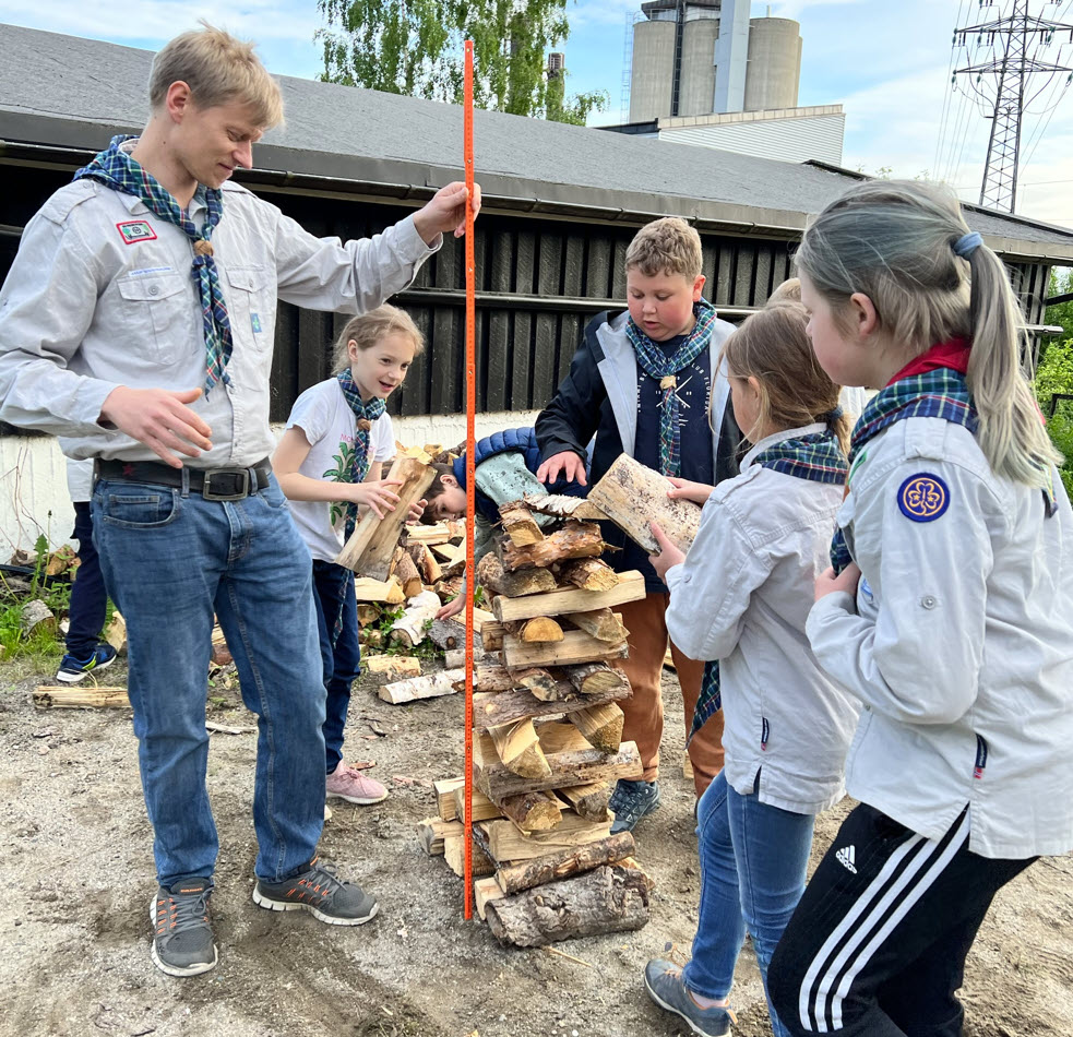 Småspeidere bygger torn